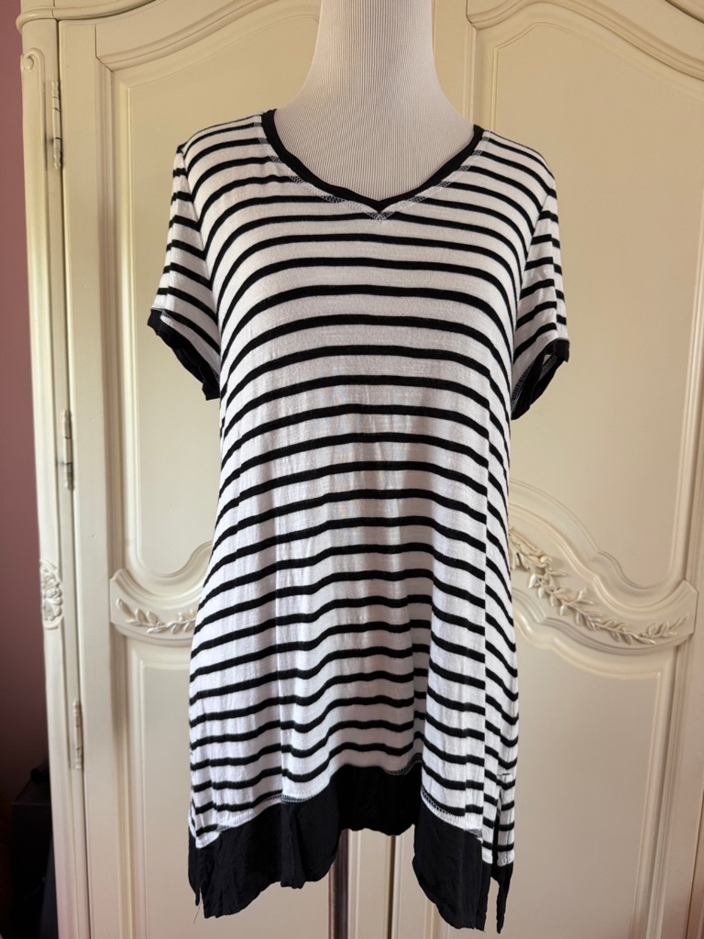 Chico's Znergy size 1 8-10 M Black White Striped V-Neck Tunic asymmetrical hem T